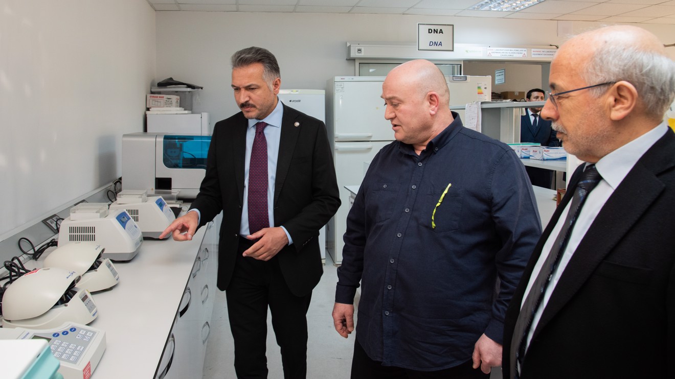 Rektör Aksoy, Ziraat Fakültesi laboratuvarlarını ziyaret etti